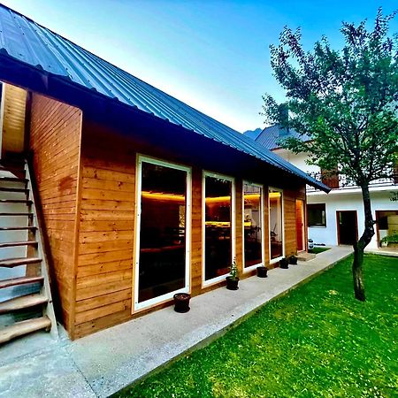 Lazer Cardaku Guesthouse 발보너 외부 사진