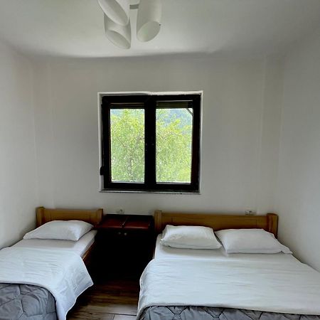 Lazer Cardaku Guesthouse 발보너 외부 사진