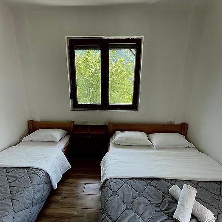 Lazer Cardaku Guesthouse 발보너 외부 사진