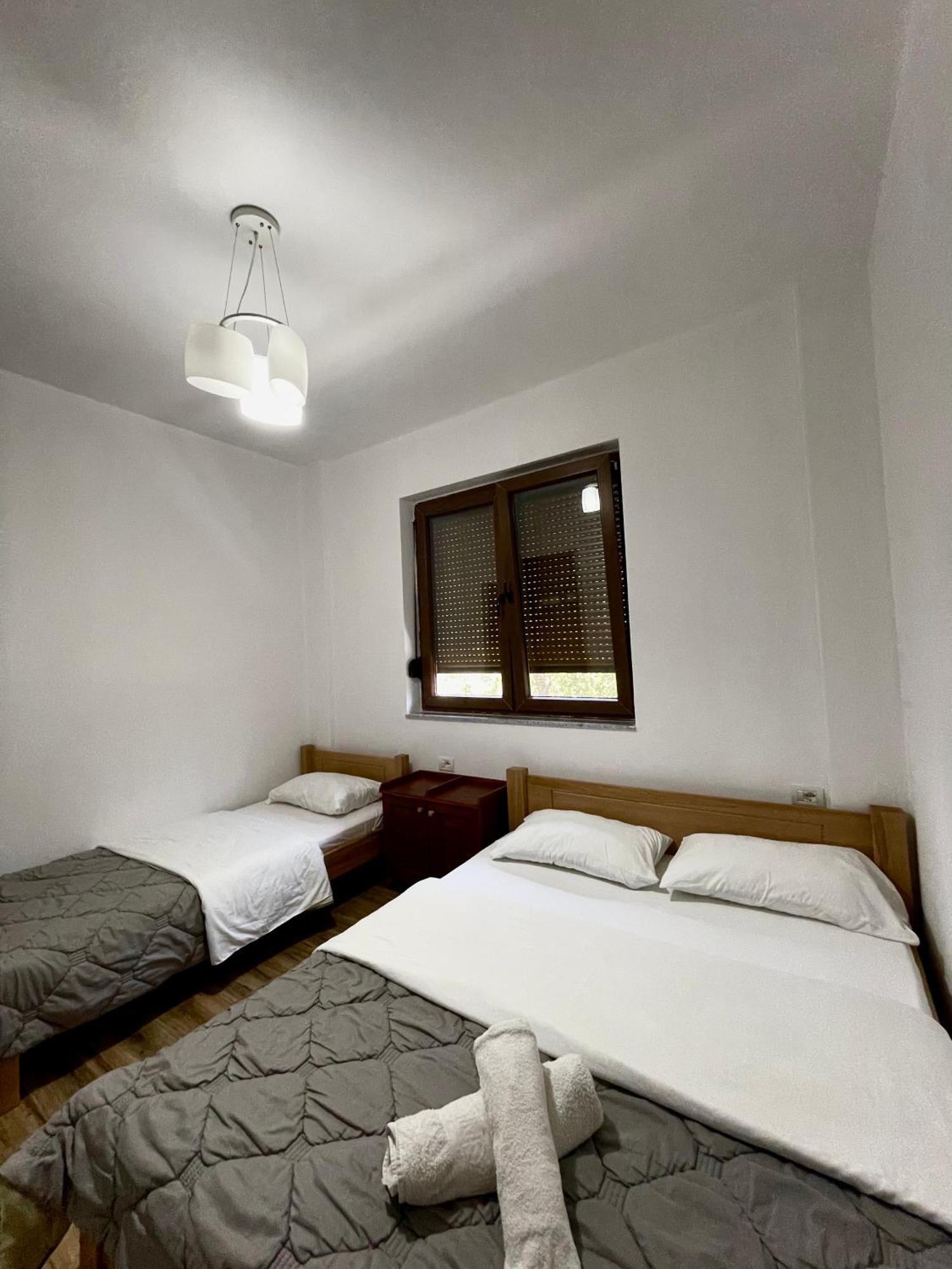 Lazer Cardaku Guesthouse 발보너 외부 사진