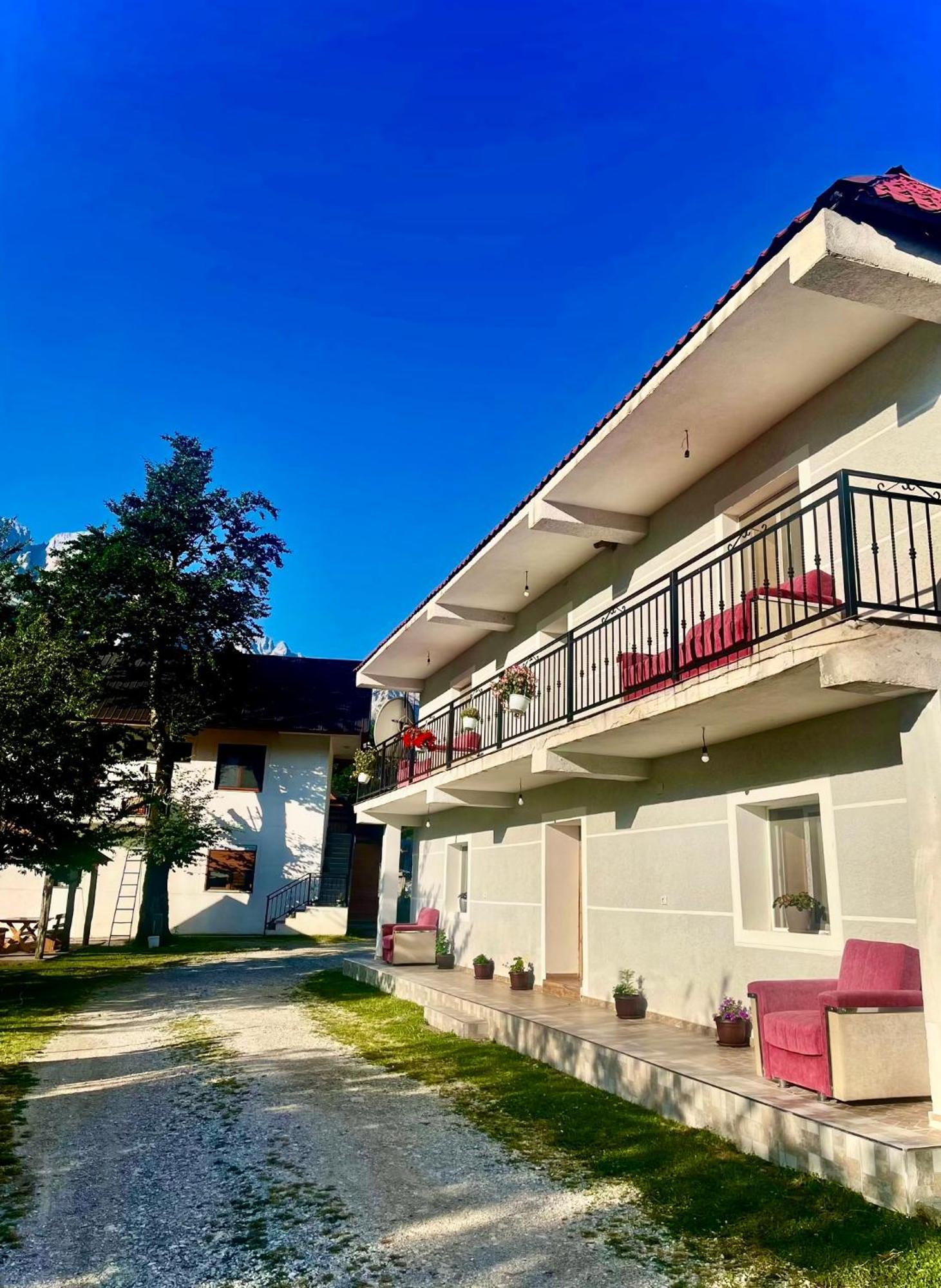 Lazer Cardaku Guesthouse 발보너 외부 사진