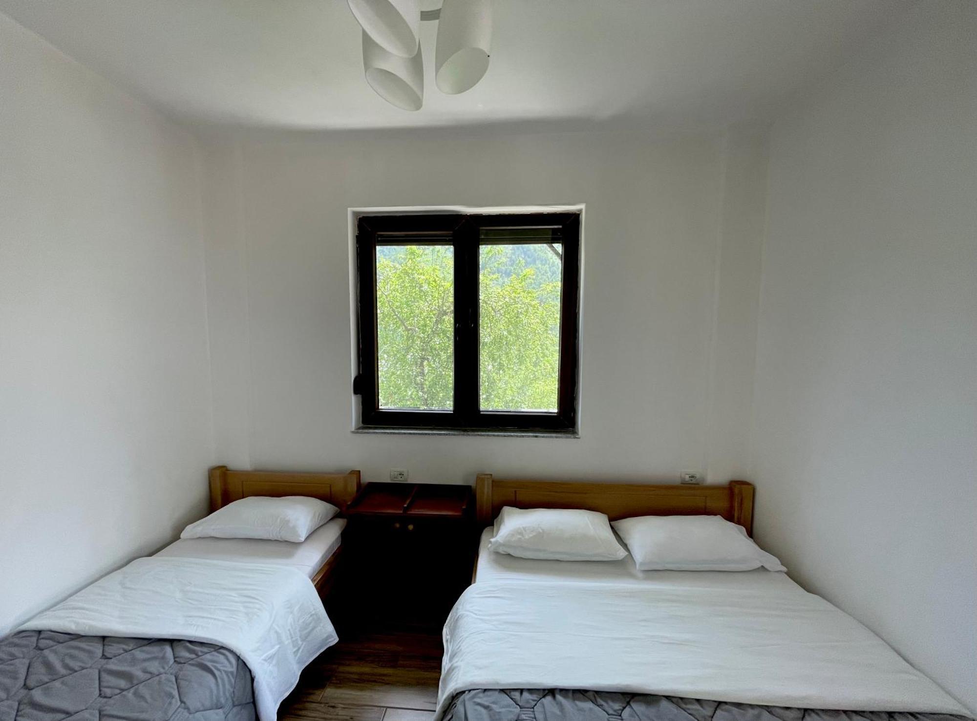 Lazer Cardaku Guesthouse 발보너 외부 사진