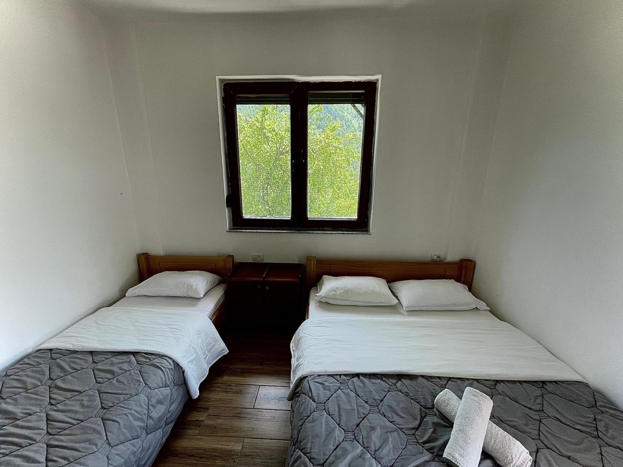 Lazer Cardaku Guesthouse 발보너 외부 사진