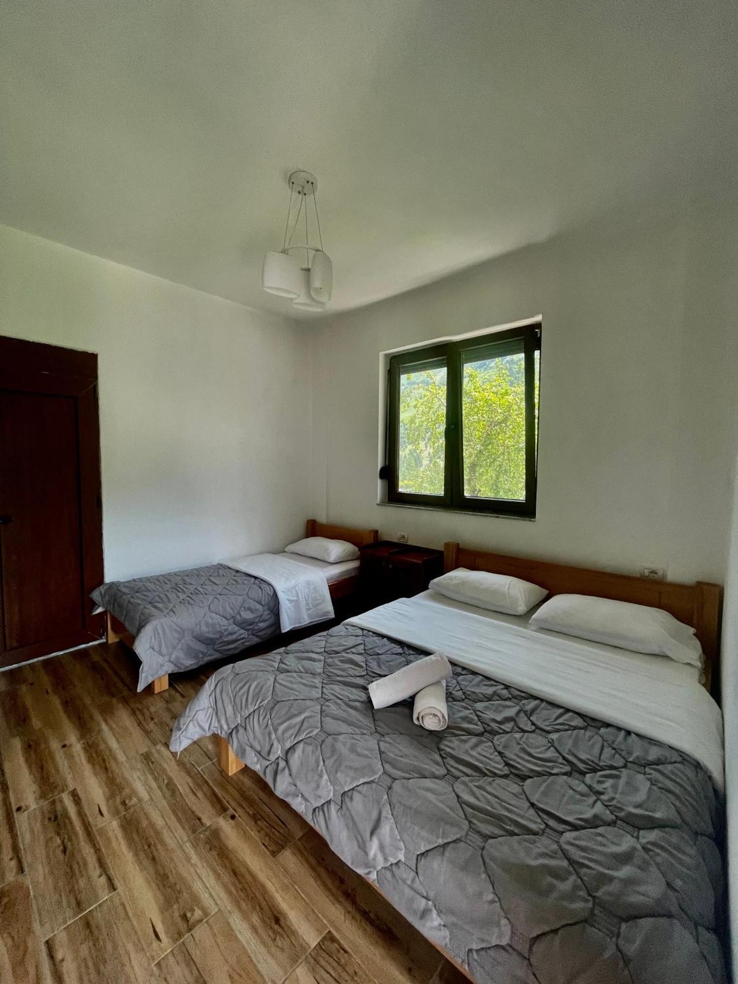 Lazer Cardaku Guesthouse 발보너 외부 사진