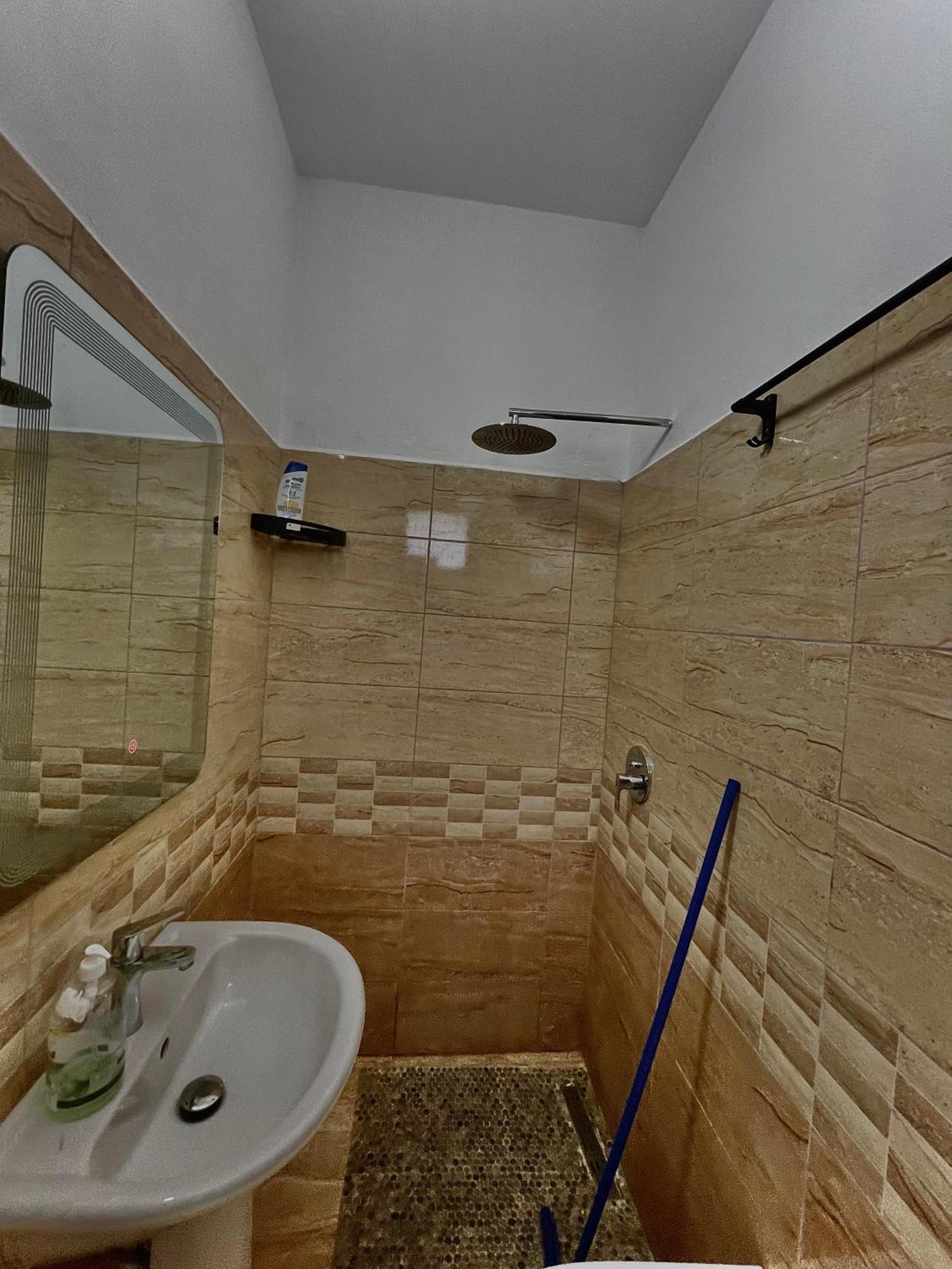 Lazer Cardaku Guesthouse 발보너 외부 사진