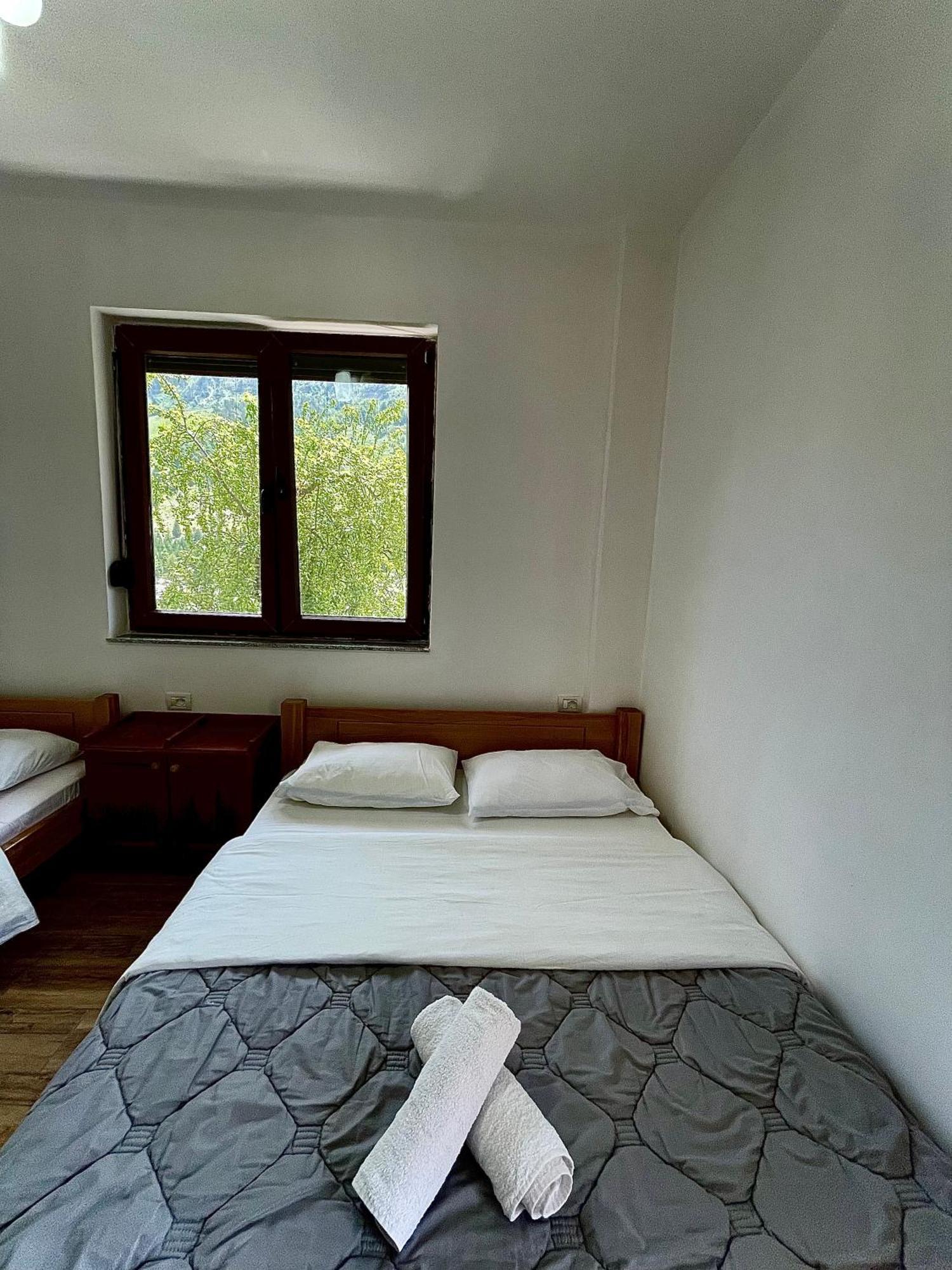 Lazer Cardaku Guesthouse 발보너 외부 사진