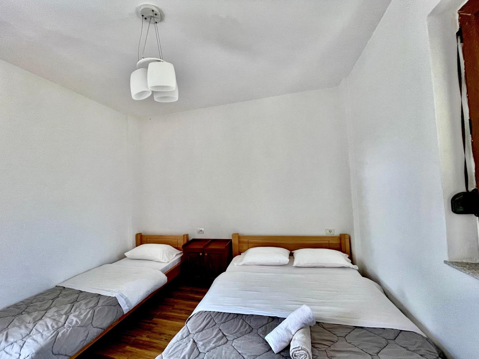 Lazer Cardaku Guesthouse 발보너 외부 사진