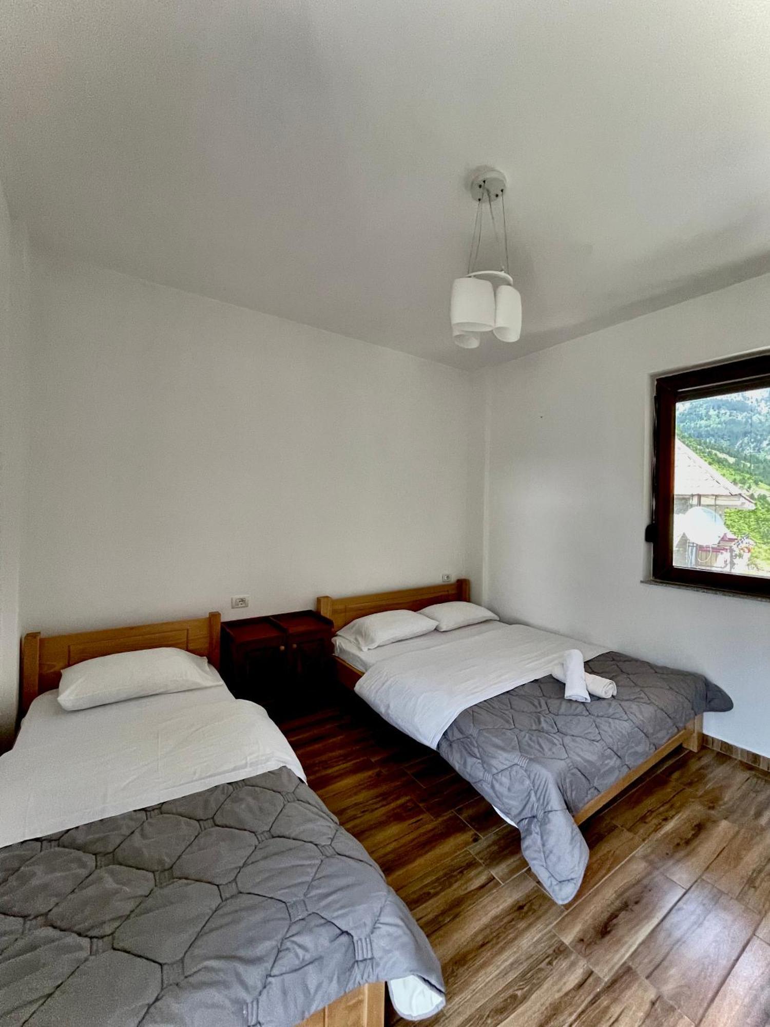 Lazer Cardaku Guesthouse 발보너 외부 사진