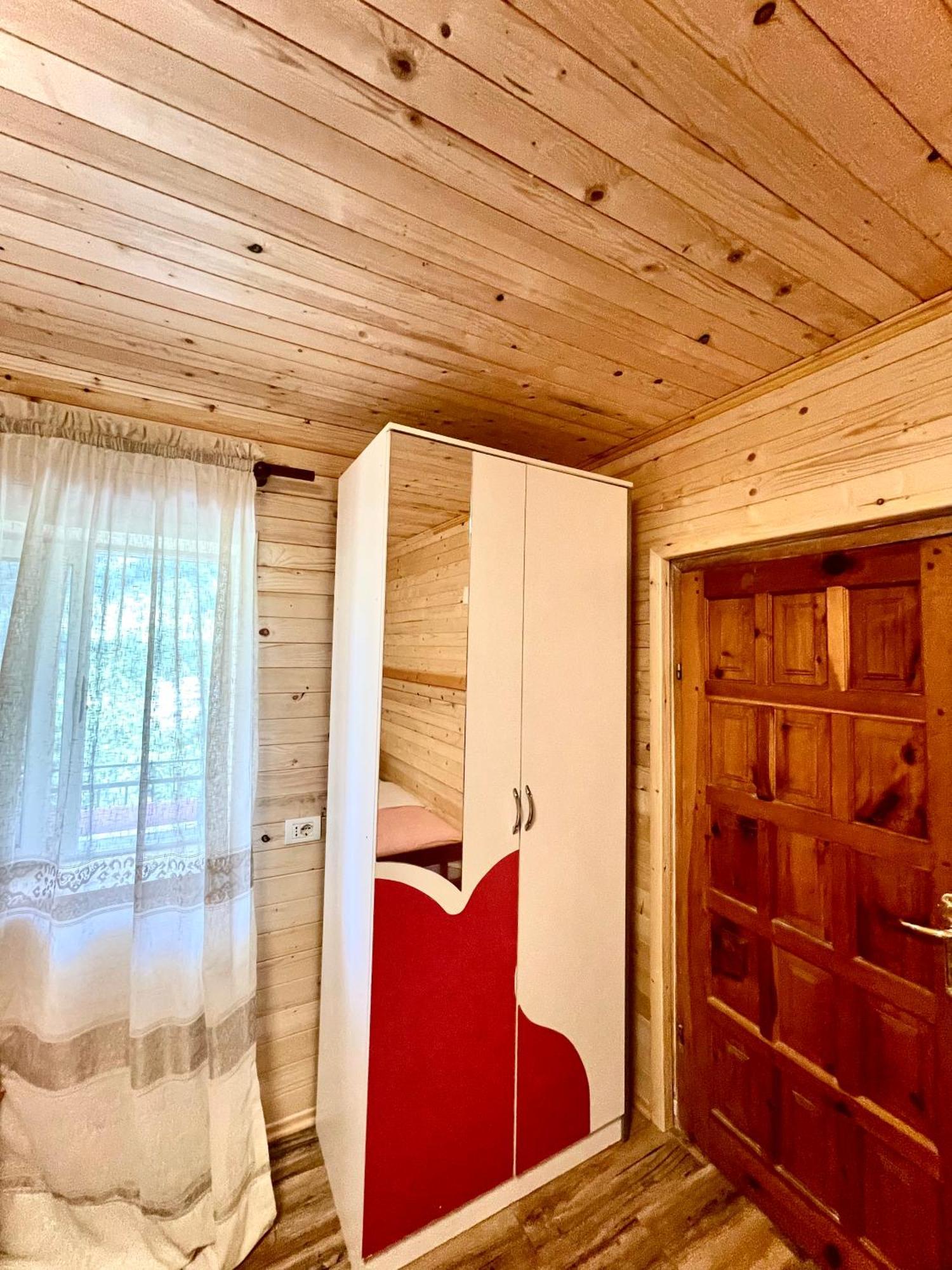 Lazer Cardaku Guesthouse 발보너 외부 사진