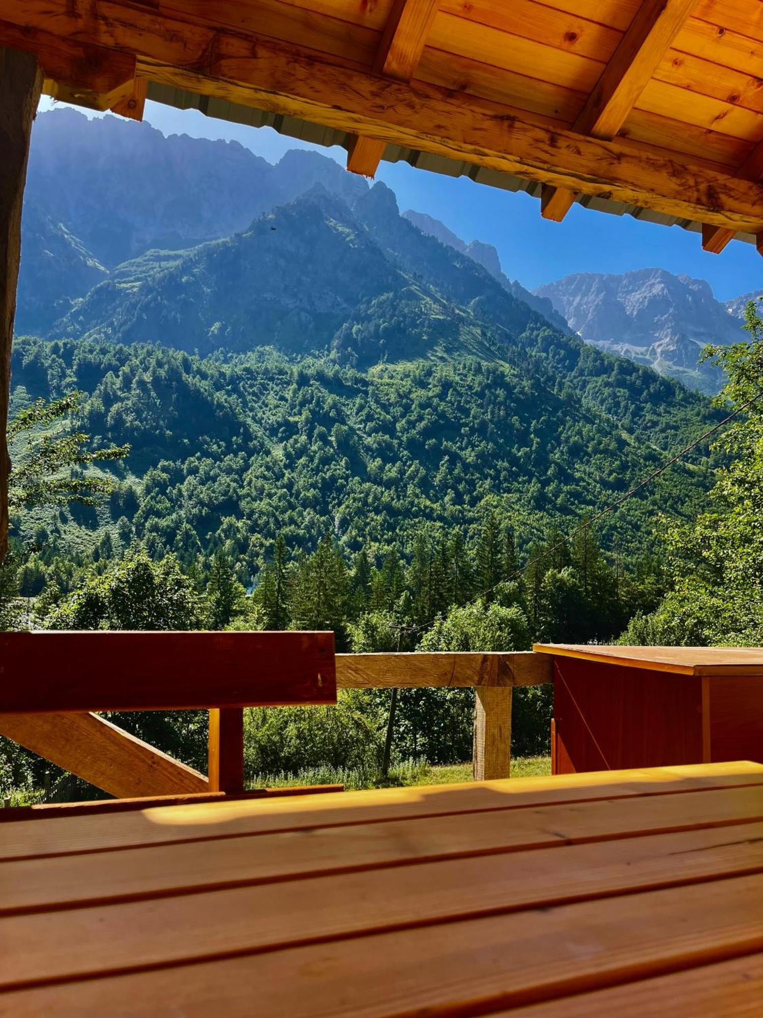 Lazer Cardaku Guesthouse 발보너 외부 사진