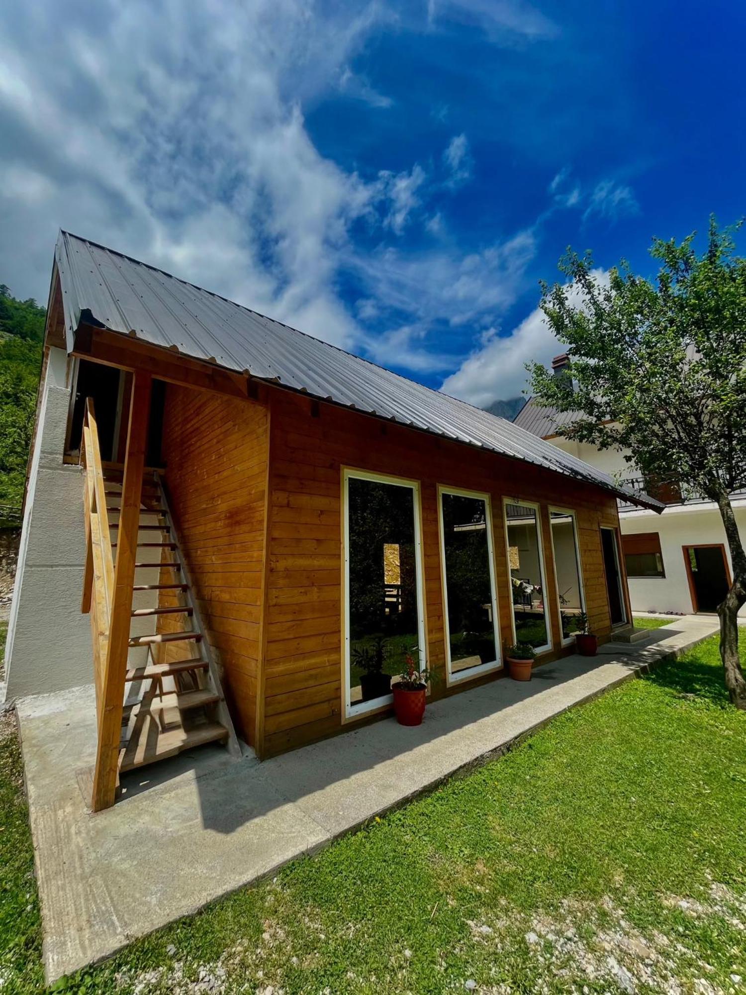 Lazer Cardaku Guesthouse 발보너 외부 사진