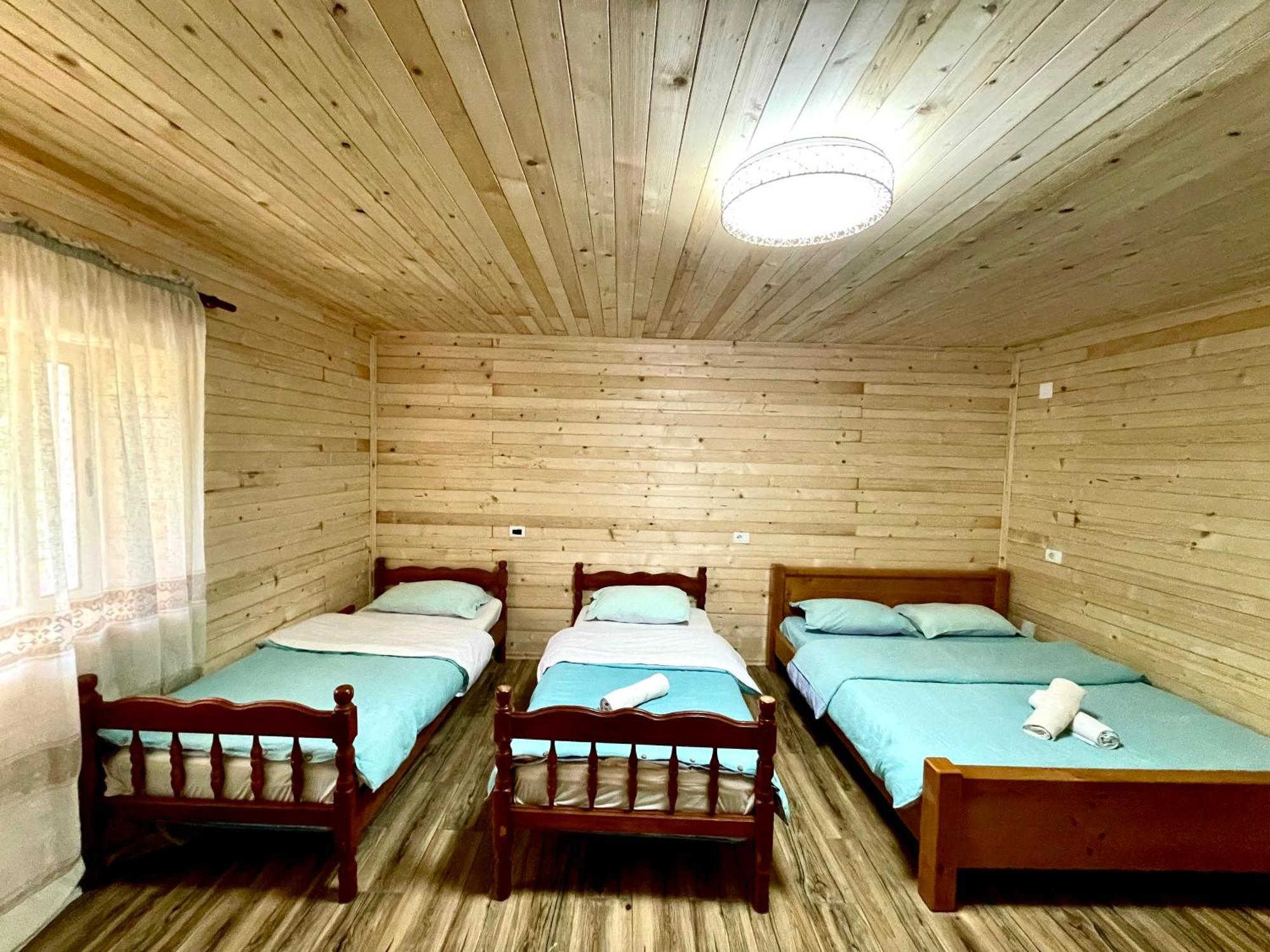 Lazer Cardaku Guesthouse 발보너 외부 사진