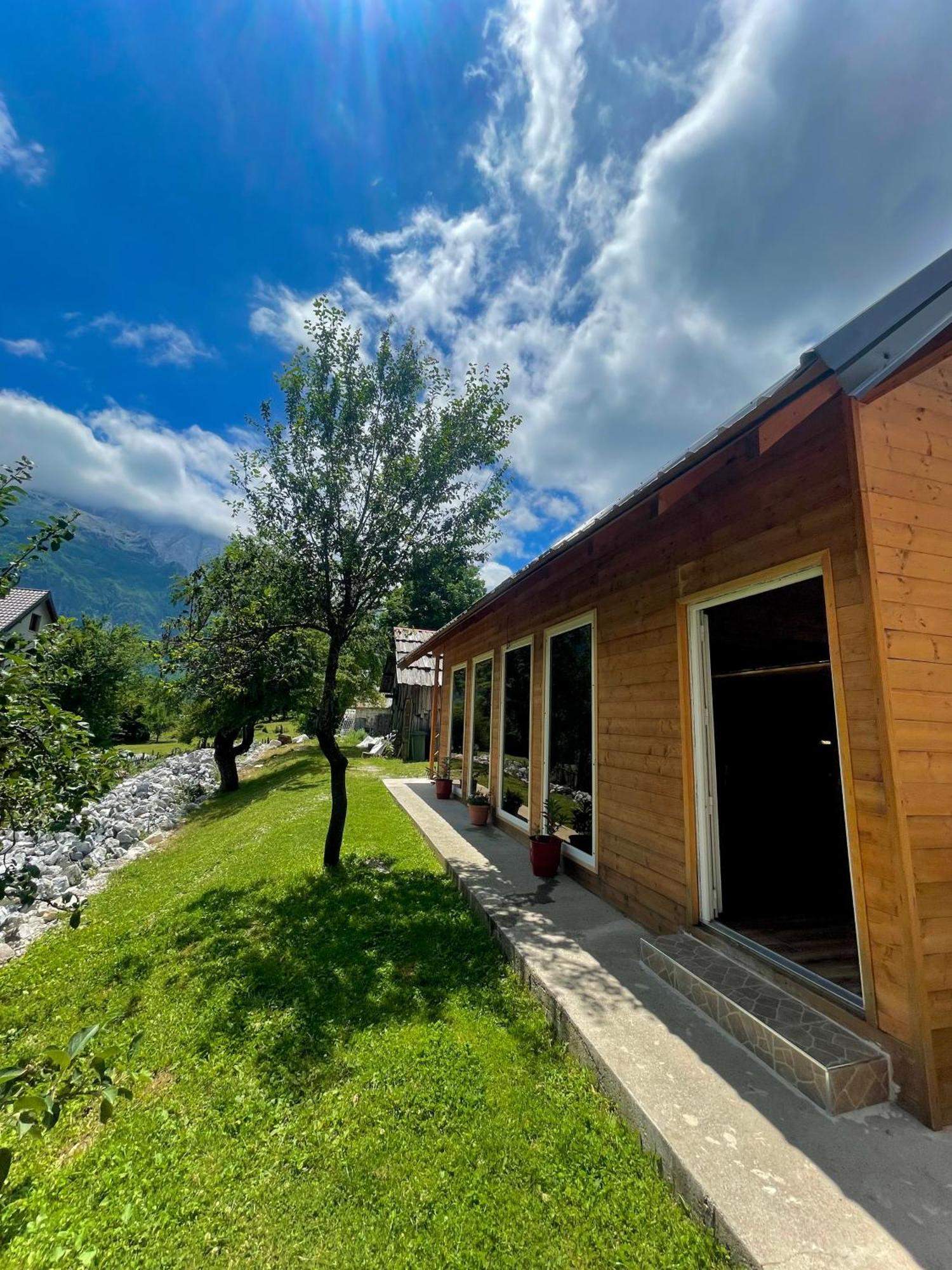 Lazer Cardaku Guesthouse 발보너 외부 사진