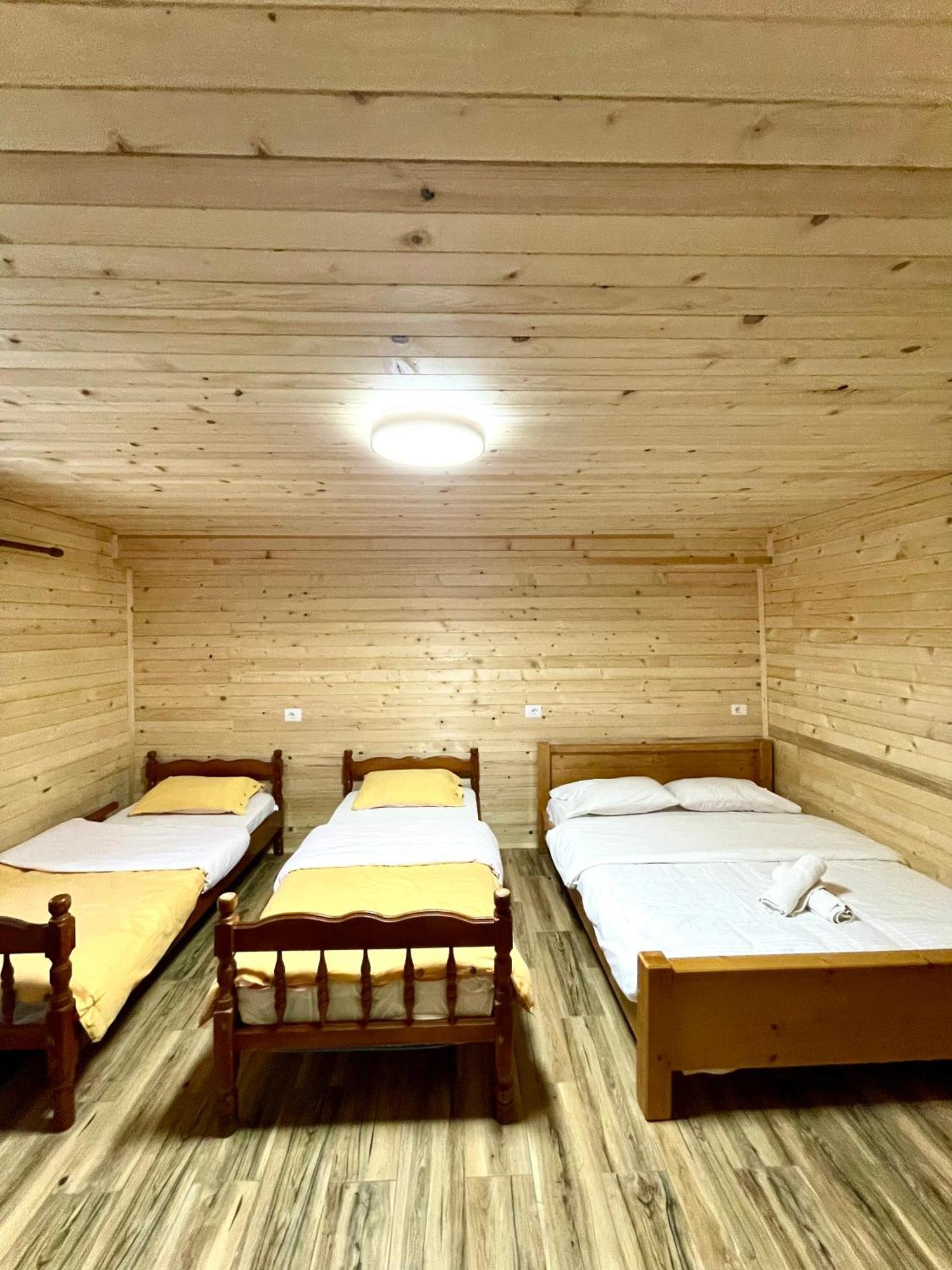 Lazer Cardaku Guesthouse 발보너 외부 사진