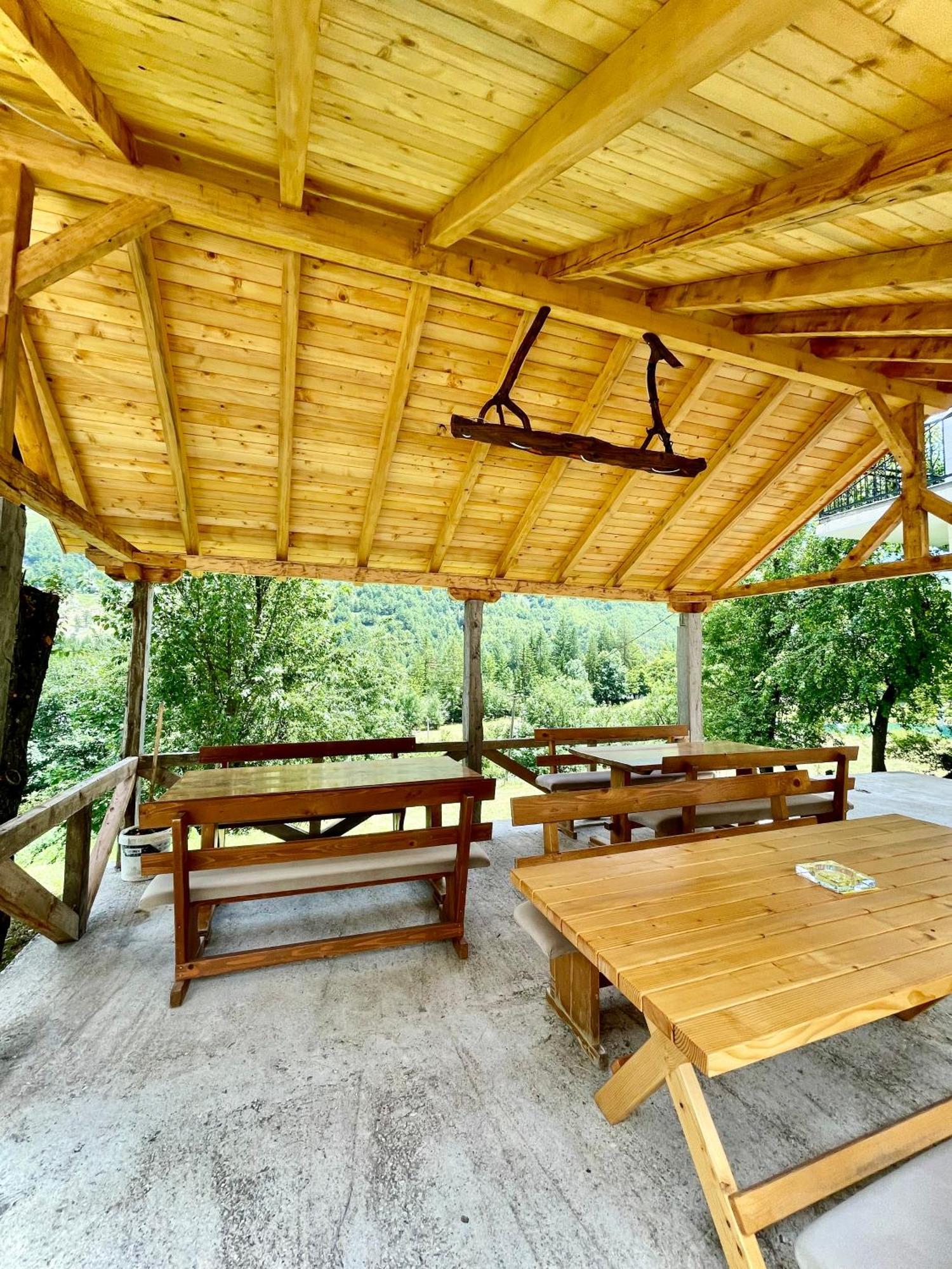 Lazer Cardaku Guesthouse 발보너 외부 사진