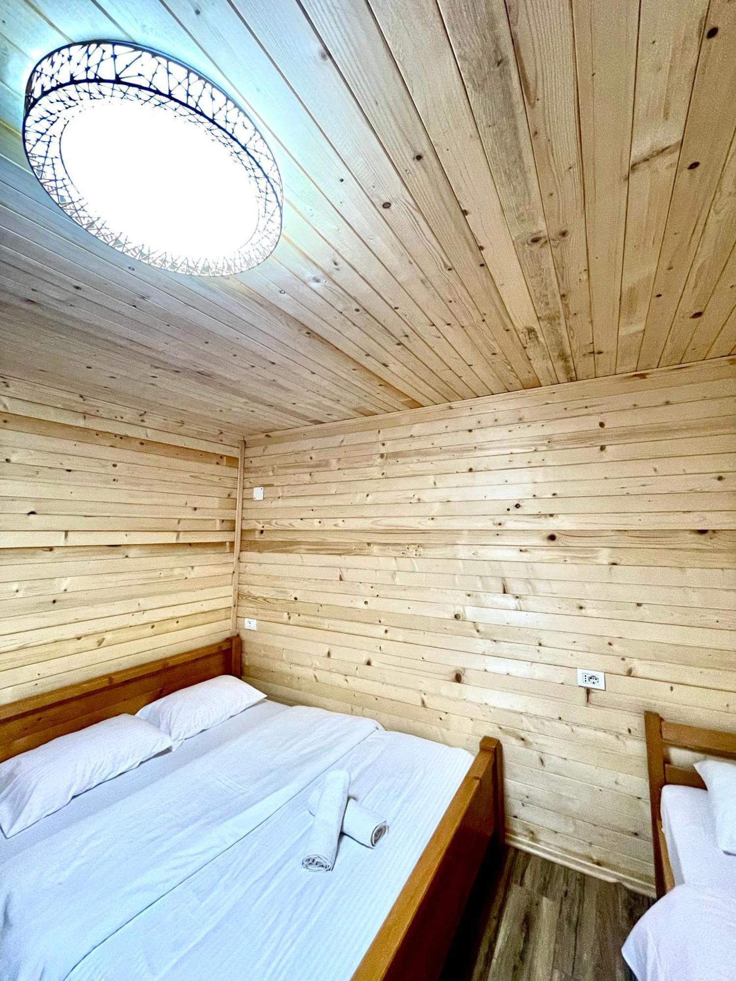 Lazer Cardaku Guesthouse 발보너 외부 사진