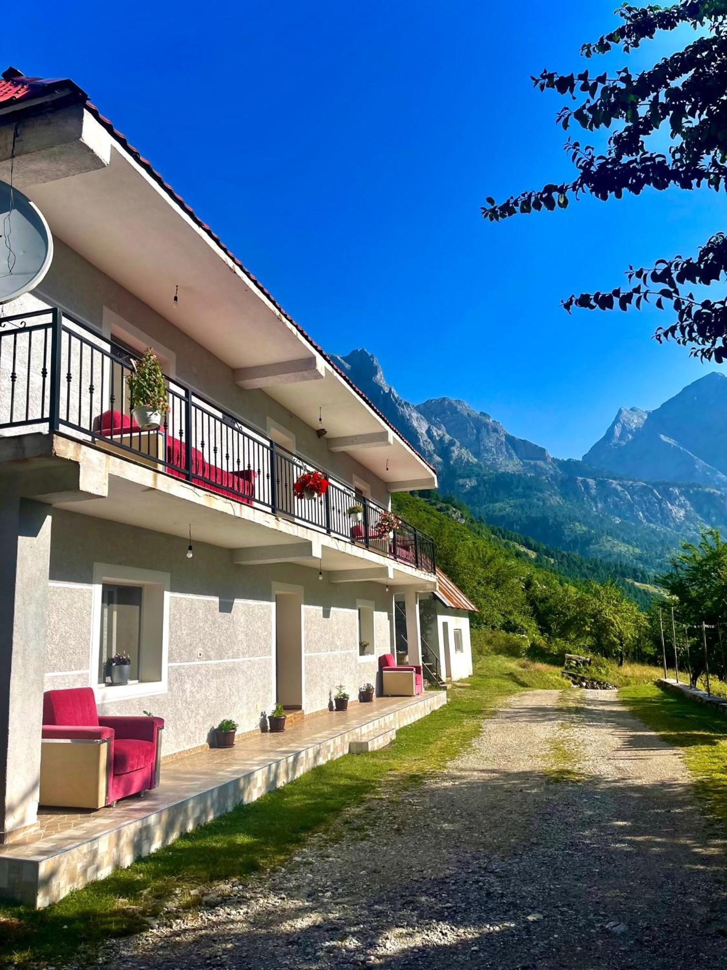 Lazer Cardaku Guesthouse 발보너 외부 사진