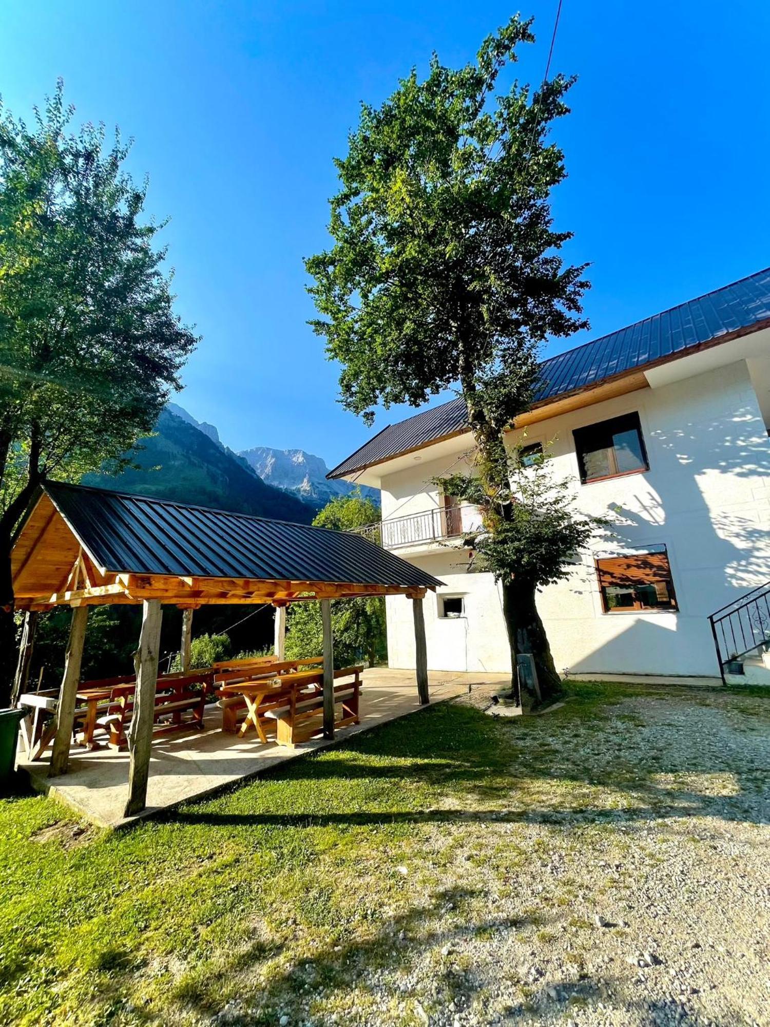 Lazer Cardaku Guesthouse 발보너 외부 사진