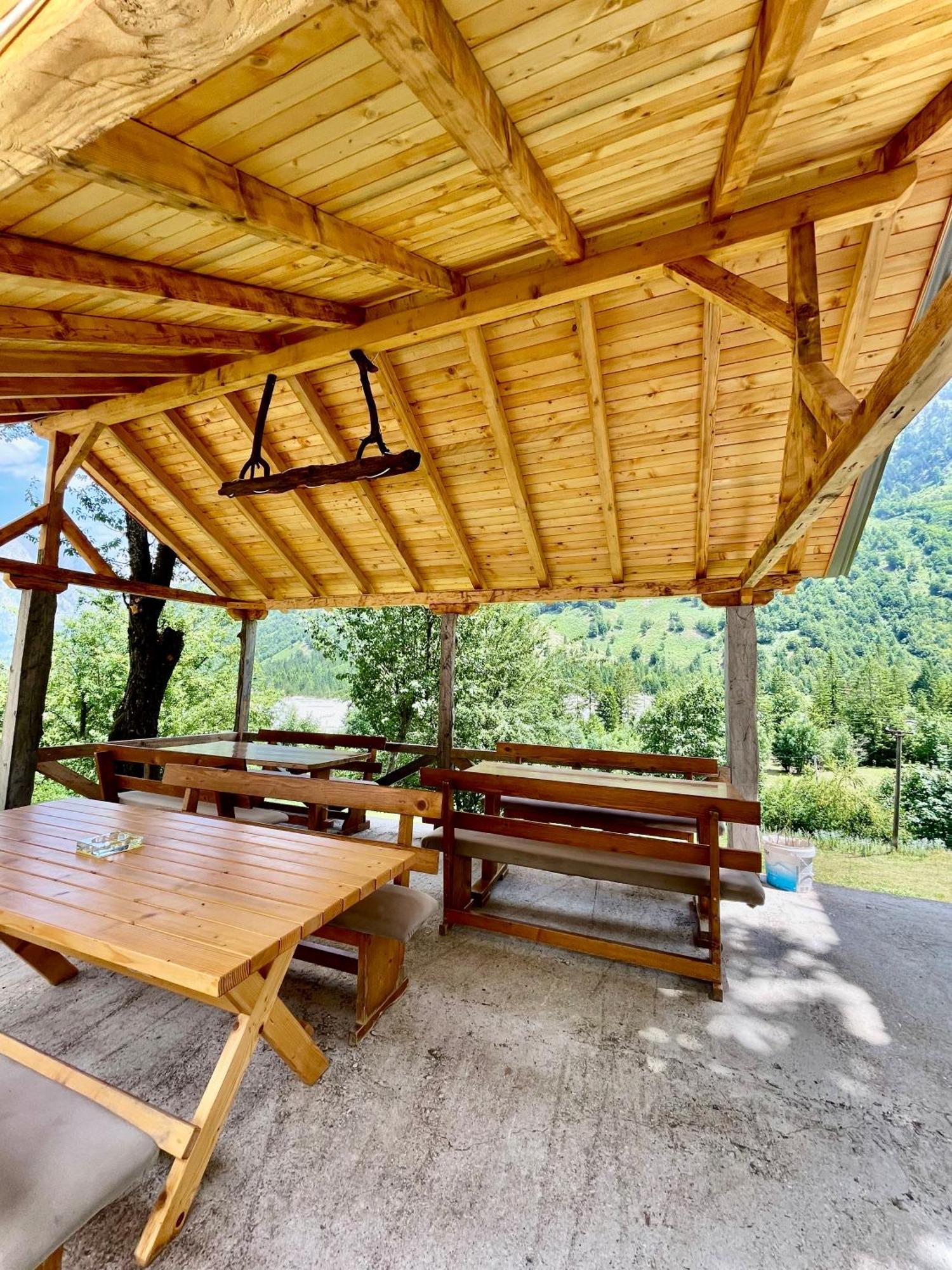 Lazer Cardaku Guesthouse 발보너 외부 사진